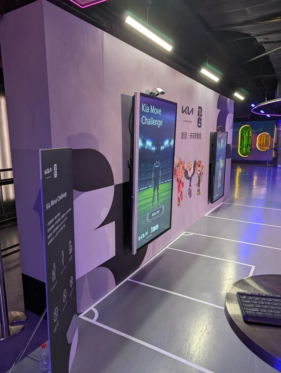 The screen seen from the side, with the depth camera on top and the pitch marked on the floor